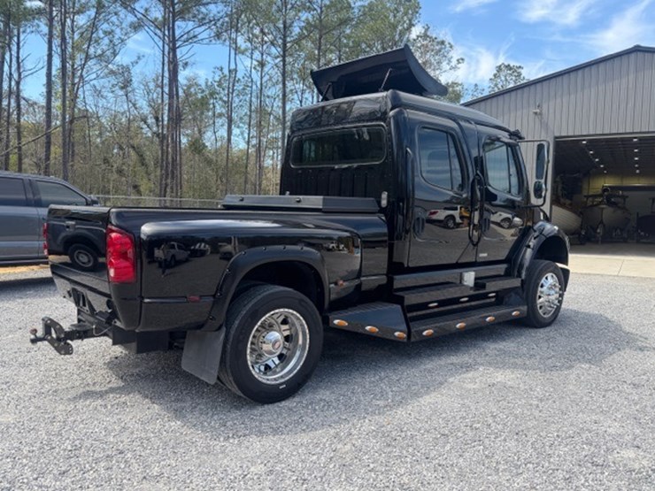 2008-freightliner-m2-106-image-3