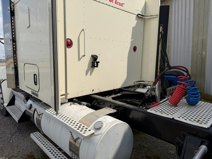 2012-kenworth-900b-image-27