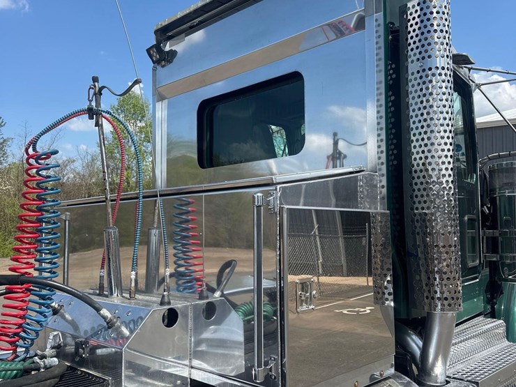 2016-kenworth-w900l-image-13