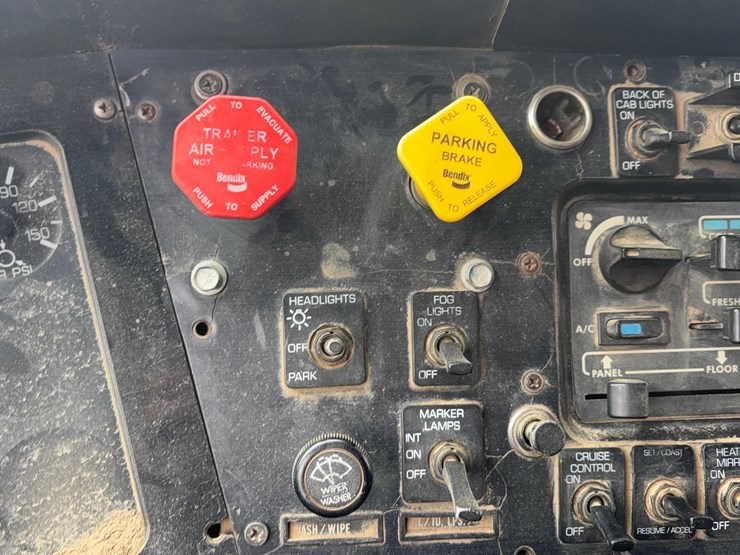 1996-volvo-wia-day-cab-image-10