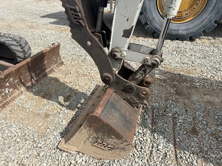 2014-takeuchi-tb240-image-24