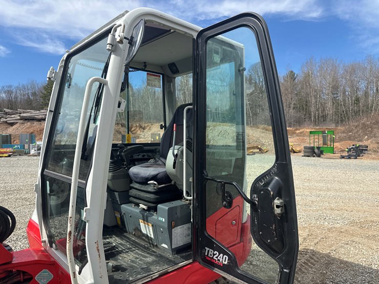 2014-takeuchi-tb240-image-36