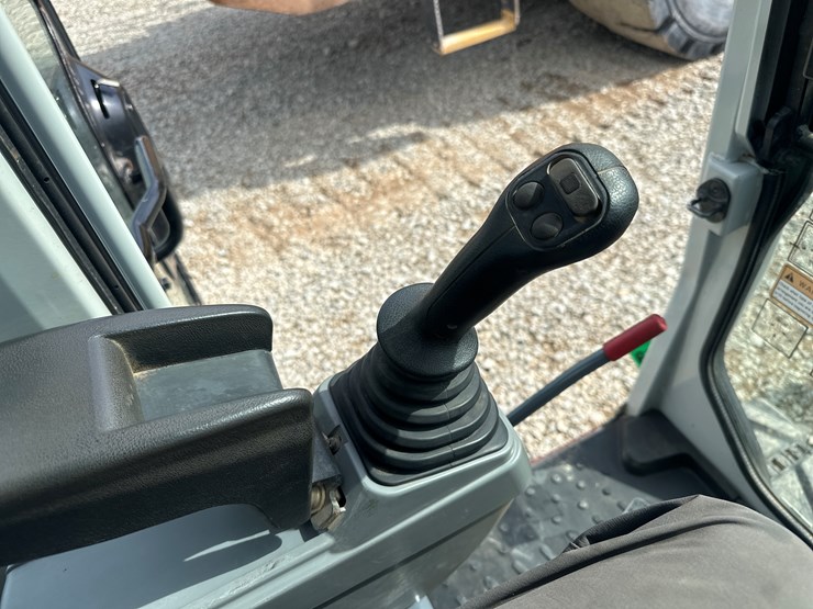 2014-takeuchi-tb240-image-39