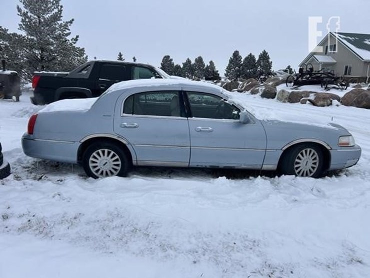 2005-lincoln-towncar-image-6