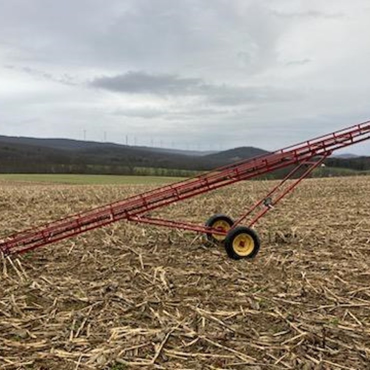 #715 • 32' Small Bale Elevator
