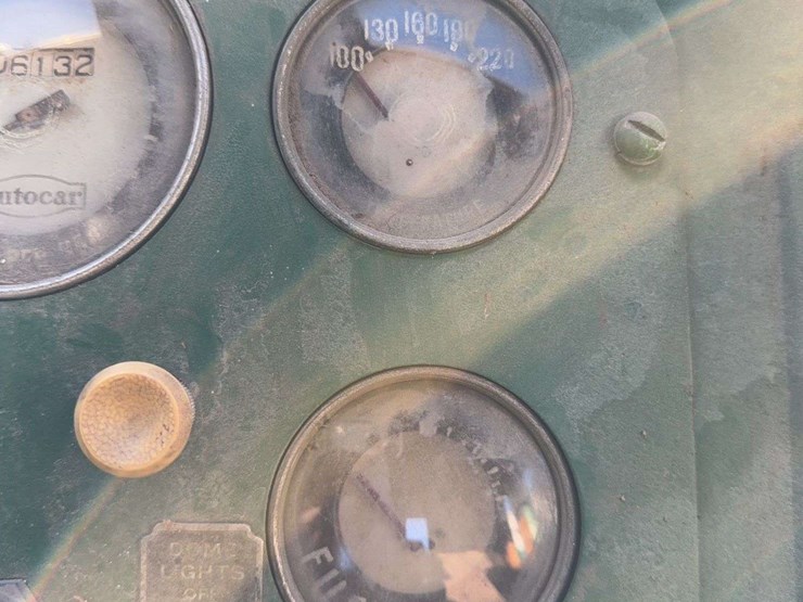 autocar-u70-truck-tractor-image-40