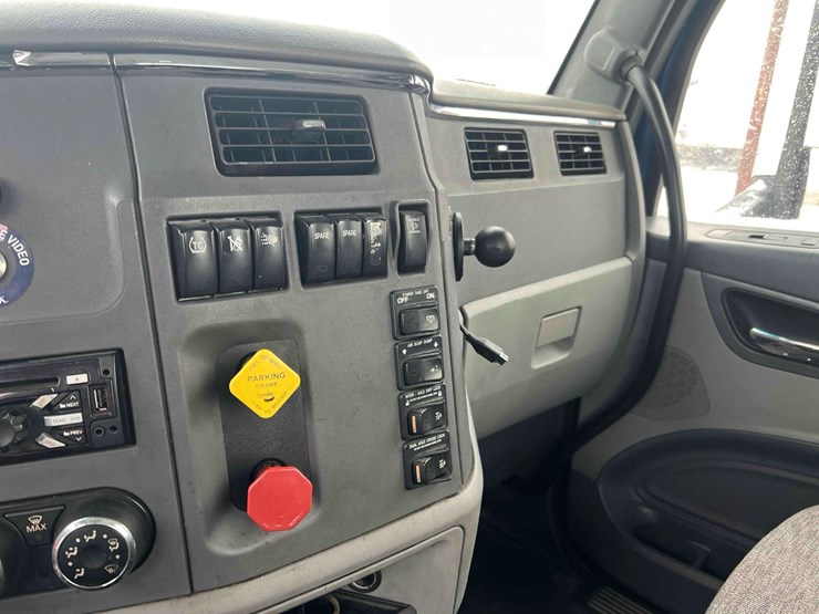 2016-peterbilt-579-image-52
