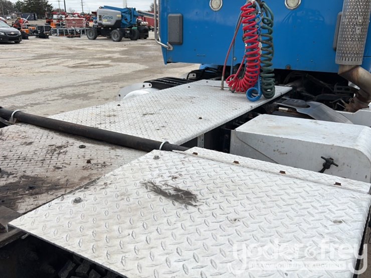 2018-peterbilt-579-image-31