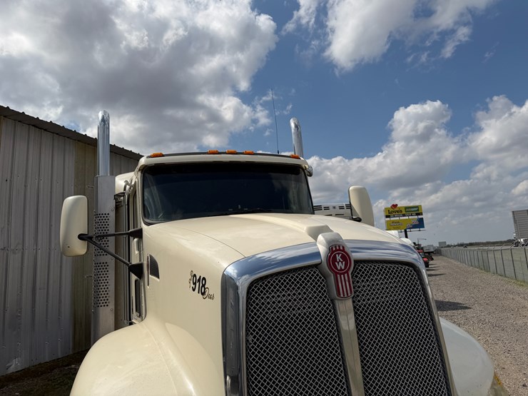 2012-kenworth-900b-image-41