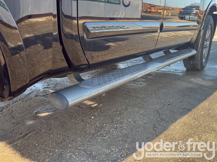 2011-nissan-titan-image-27