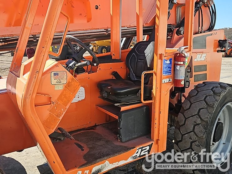 2016-jlg-6042-image-23