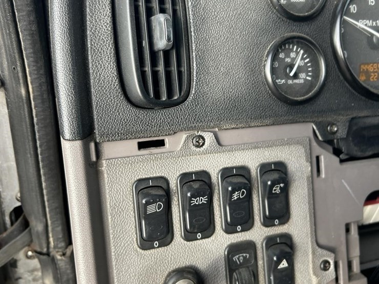 2014-peterbilt-384-image-17