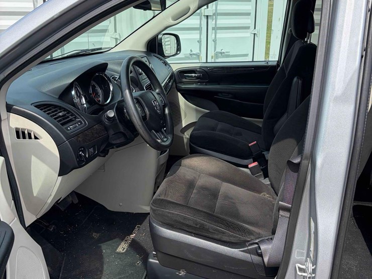 2015-dodge-grand-caravan-image-11