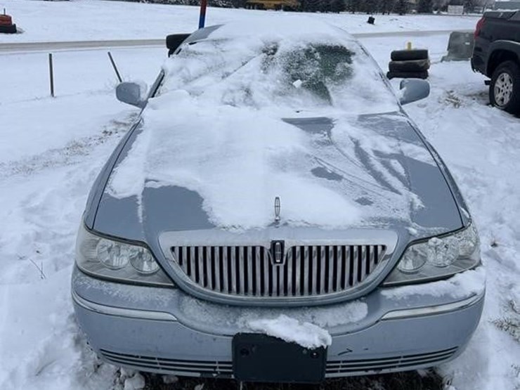 2005-lincoln-towncar-image-2