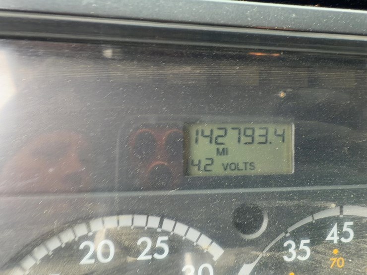 2002-freightliner-fl70-image-32