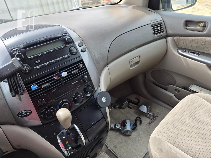2009-toyota-sienna-image-18