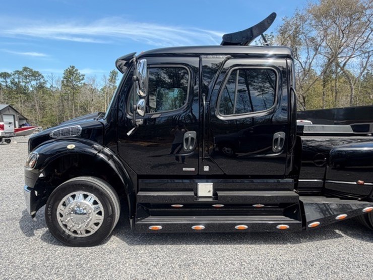 2008-freightliner-m2-106-image-20