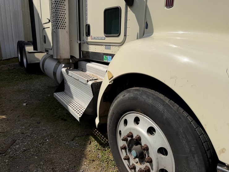 2012-kenworth-900b-image-44