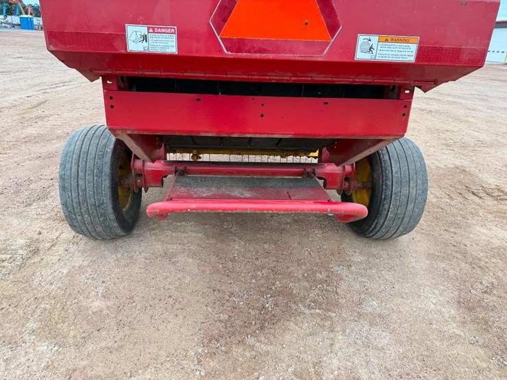 new-holland-br7060-image-11