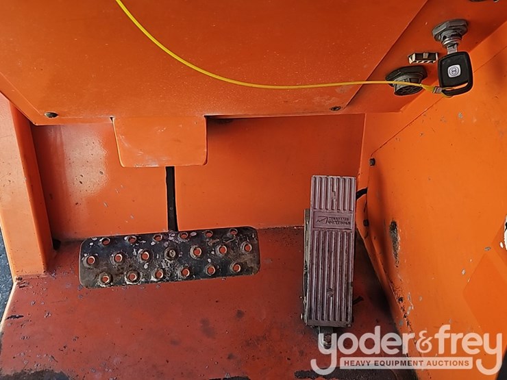 2016-jlg-6042-image-25