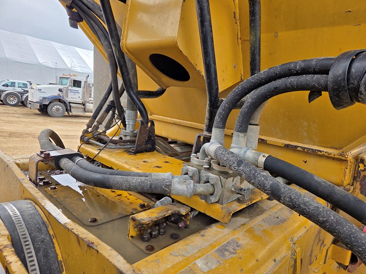 caterpillar-740-image-22