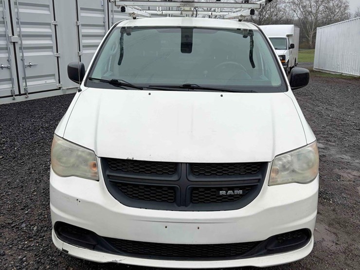 2013-dodge-caravan-image-2