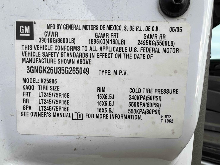 2005-chevrolet-suburban-image-33