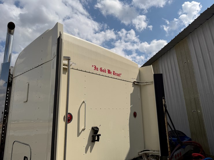 2012-kenworth-900b-image-28