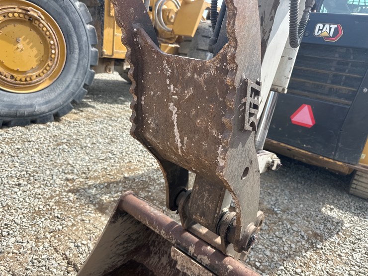 2014-takeuchi-tb240-image-25