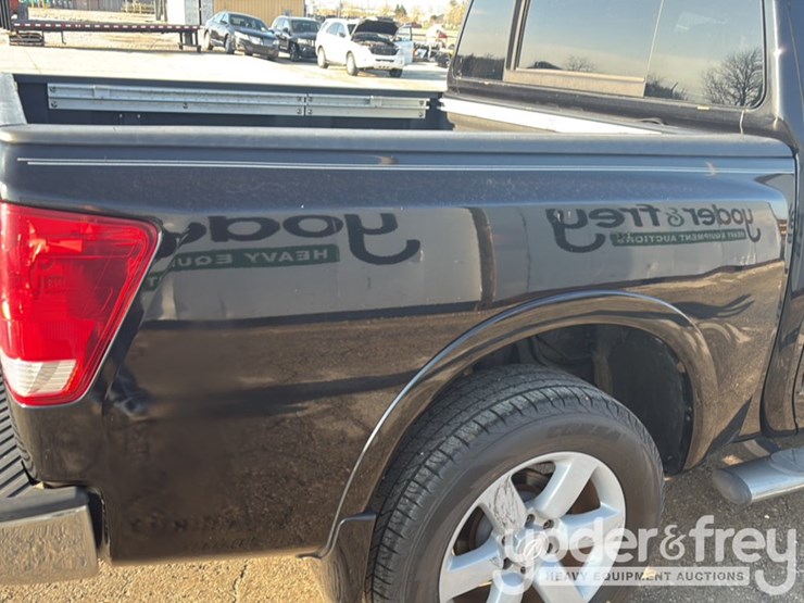 2011-nissan-titan-image-25