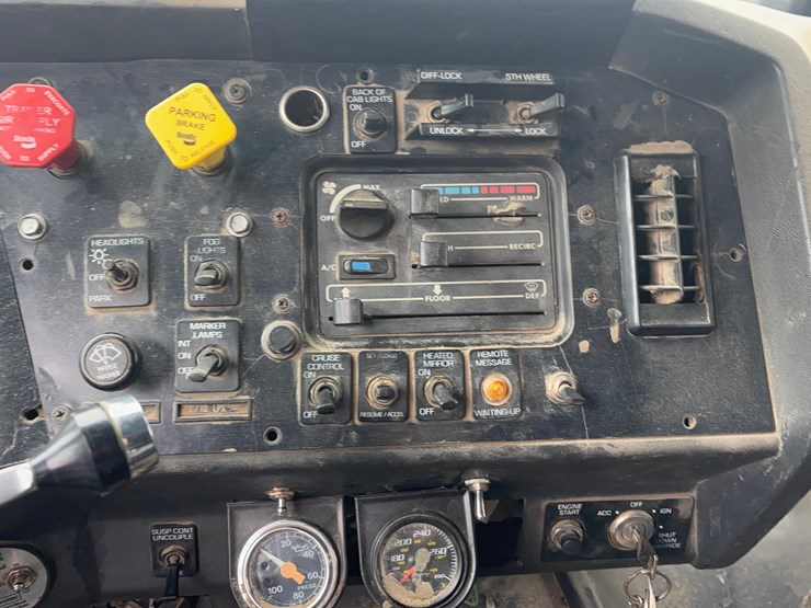 1996-volvo-wia-day-cab-image-7