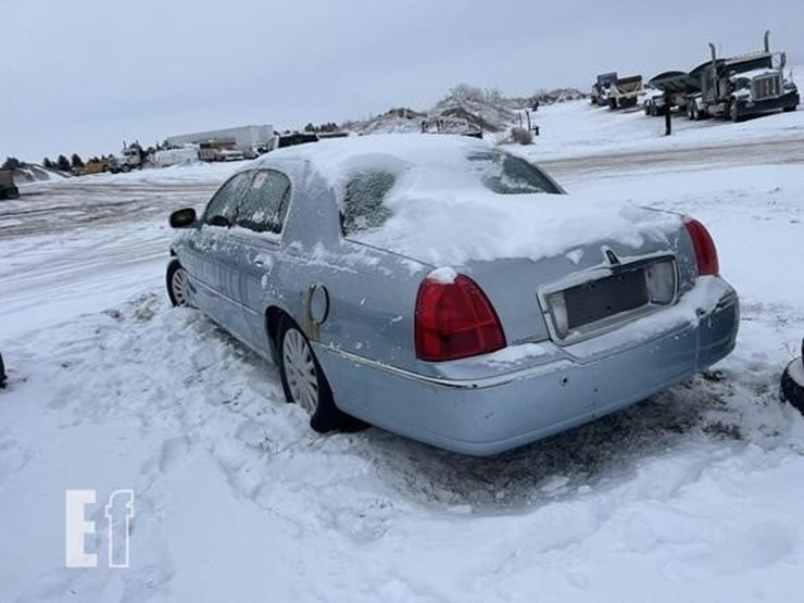 2005-lincoln-towncar-image-3