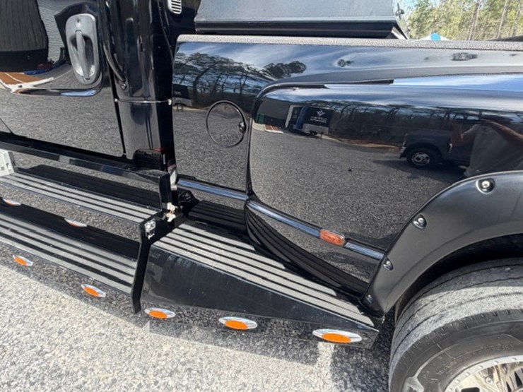 2008-freightliner-m2-106-image-19