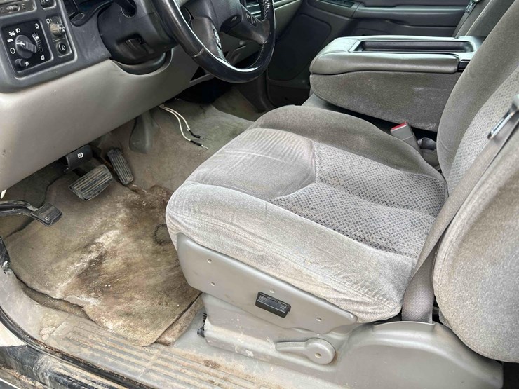 2005-chevrolet-suburban-image-17