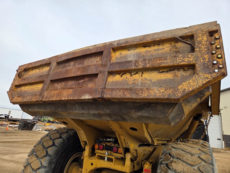 caterpillar-740-image-37