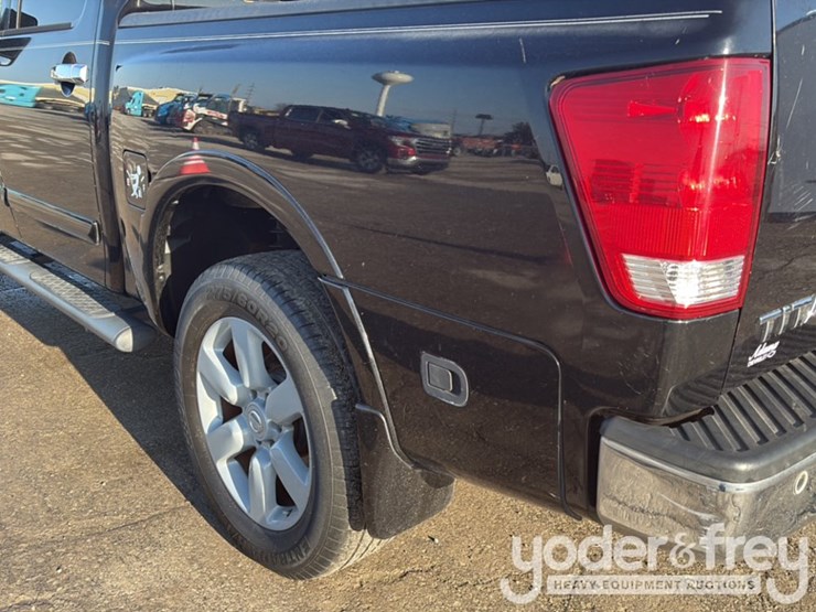 2011-nissan-titan-image-17