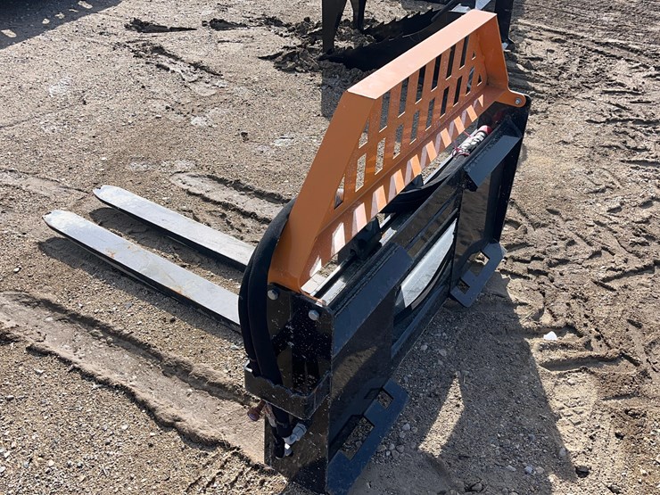 wolverine-skid-steer-hydraulic-pallet-forks-image-7