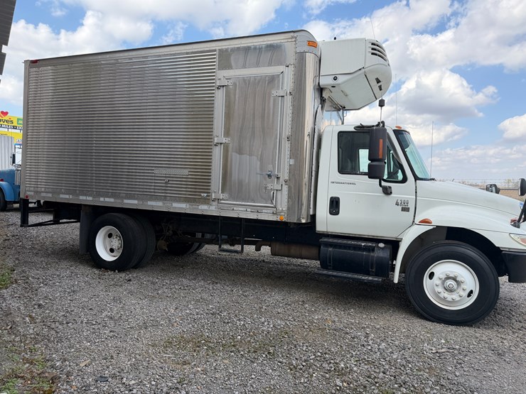 2004-international-durastar-4300-image-3