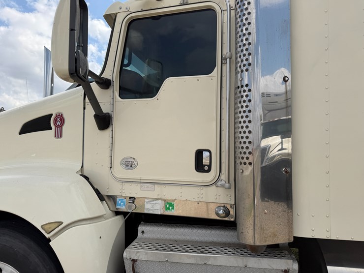 2012-kenworth-900b-image-34