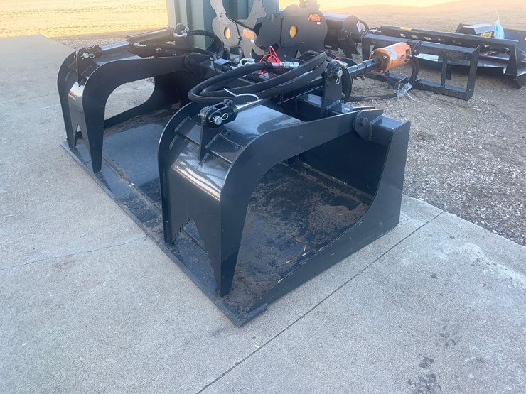 wolverine-skid-steer-bucket-grapple-image-1