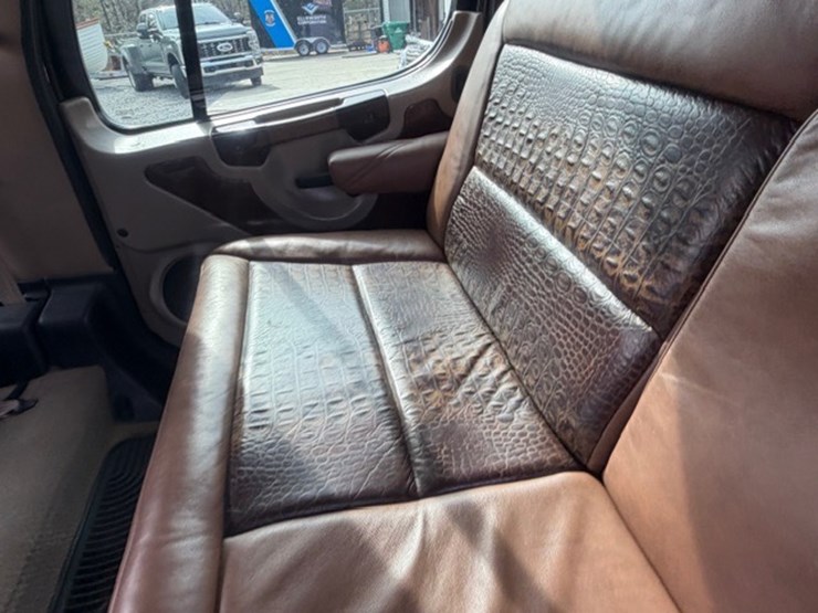 2008-freightliner-m2-106-image-48