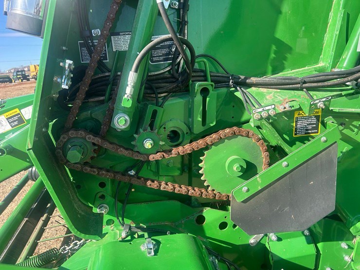 2024-john-deere-561r-image-11