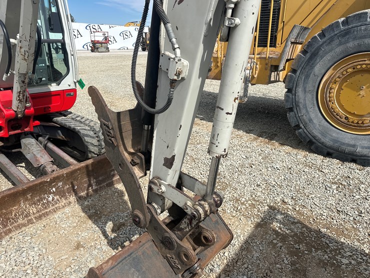 2014-takeuchi-tb240-image-21