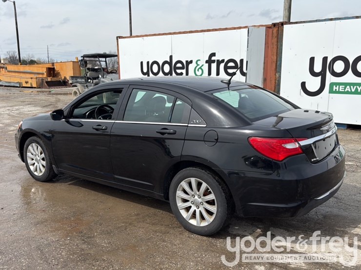 2013-chrysler-200-image-4