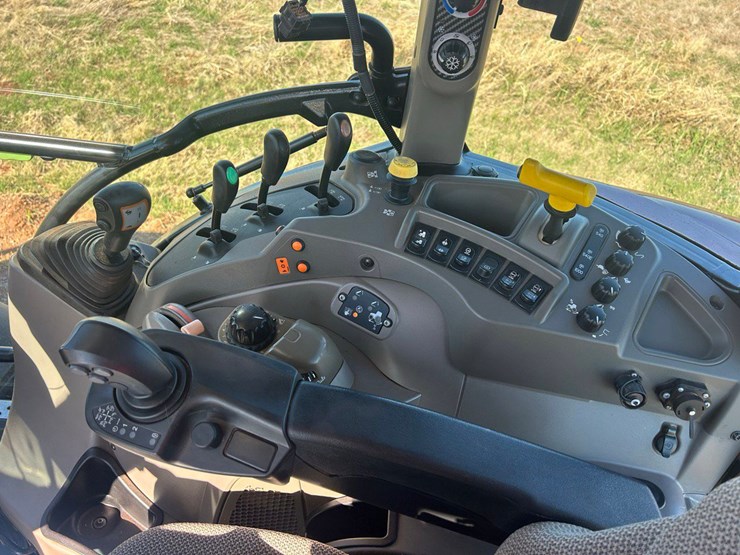 2019-case-ih-farmall-120u-image-31