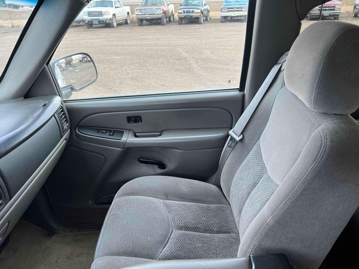 2005-chevrolet-suburban-image-30