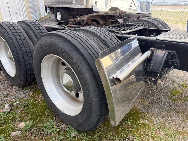 2012-kenworth-900b-image-10