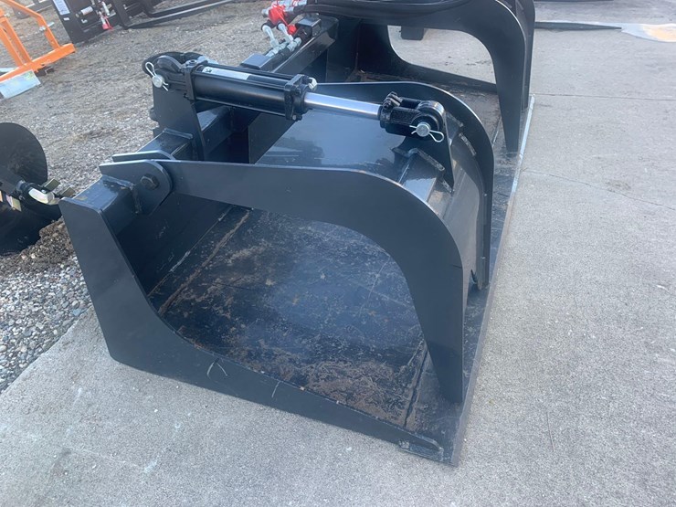 wolverine-skid-steer-bucket-grapple-image-3