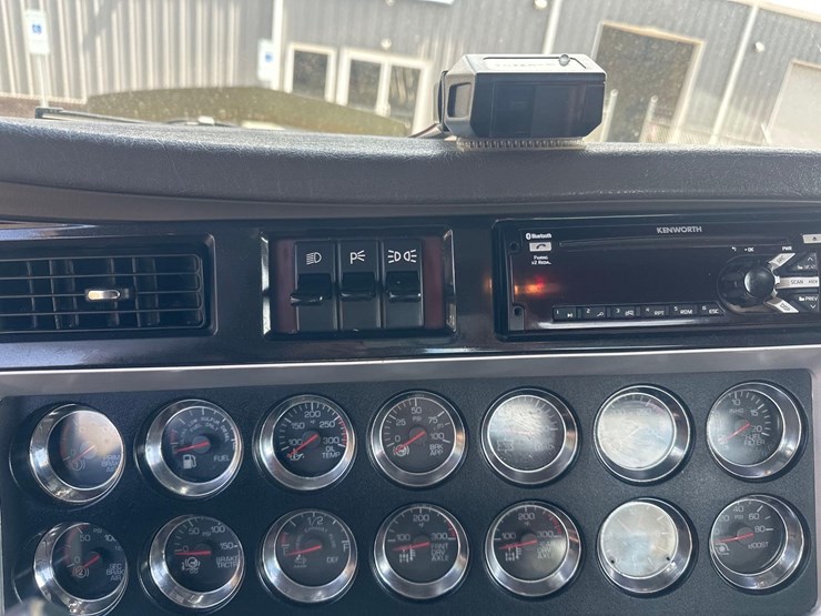 2016-kenworth-w900l-image-44