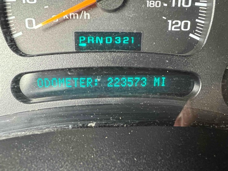 2005-chevrolet-suburban-image-32